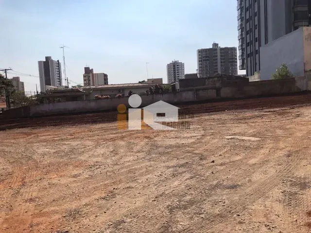 Terreno com 3038m², à venda, no bairro Centro em Arapongas