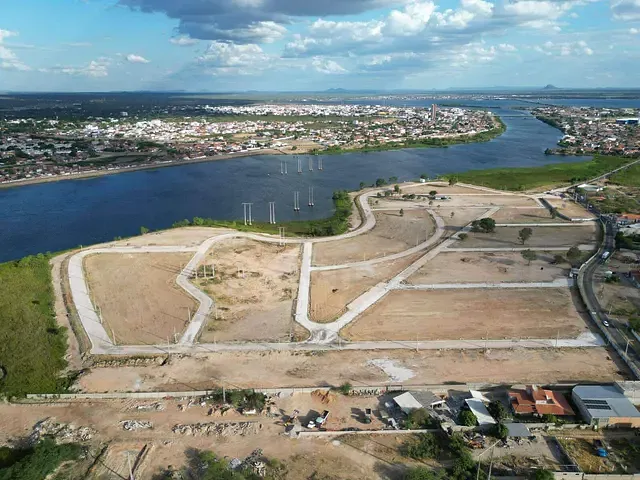 Terreno à venda, no bairro Oliveira Brito em Paulo Afonso