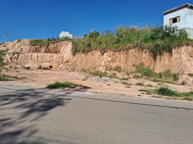 Terreno com 324m², à venda, no bairro Parque Petrópollis em Várzea Paulista