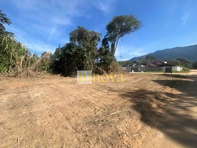 Terreno com 340m², à venda, no bairro Massaguacu em Caraguatatuba