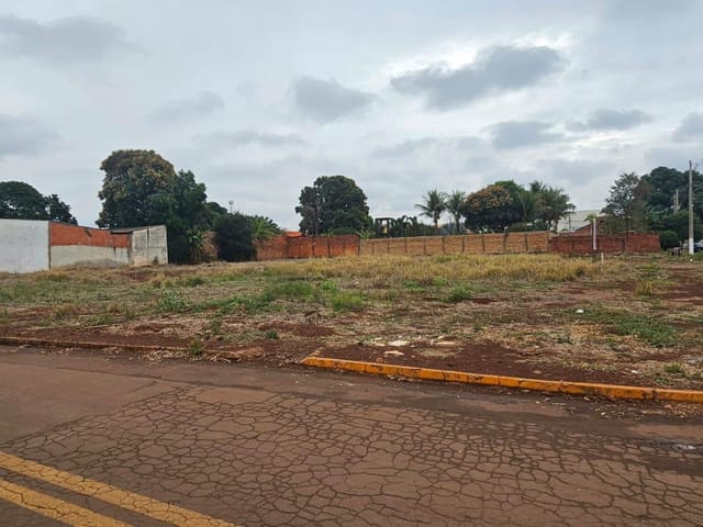 Terreno com 2267m², à venda, no bairro Conjunto Habitacional Izidro Pedroso em Dourados