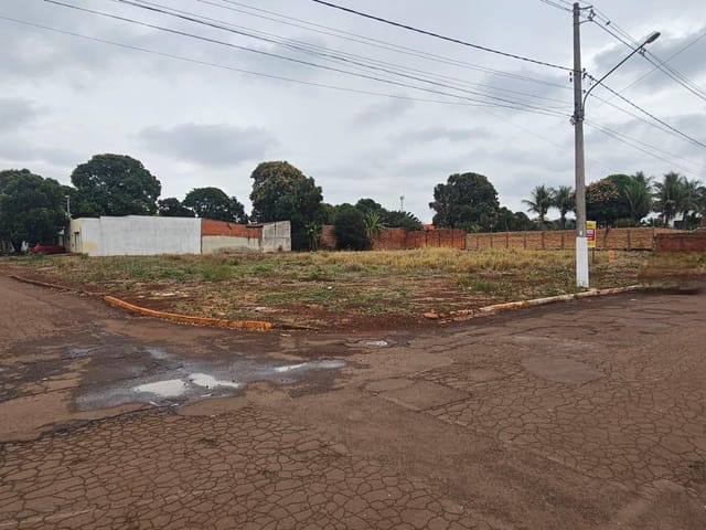 Terreno com 2267m², à venda, no bairro Conjunto Habitacional Izidro Pedroso em Dourados