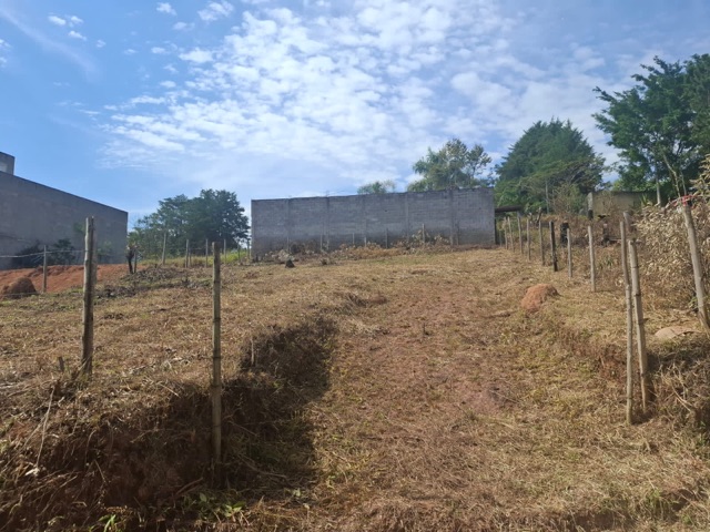 Terreno com 370m², à venda, no bairro Estância Marília em Jarinu