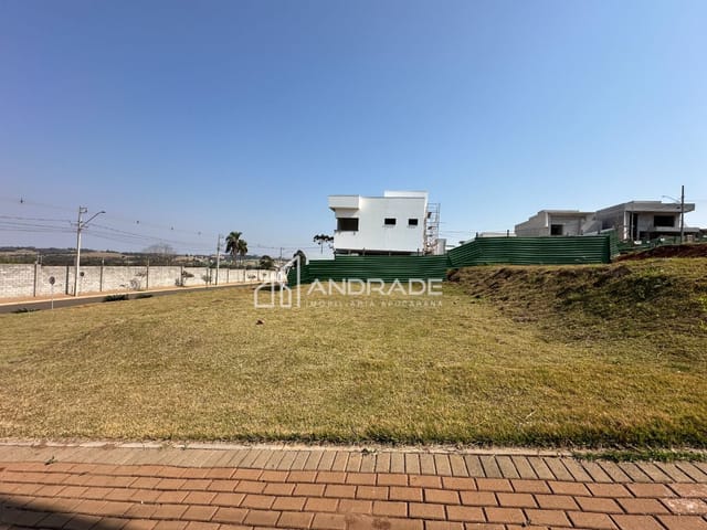 Terreno com 220m², à venda, no bairro Residencial Florais Do Lago em Apucarana