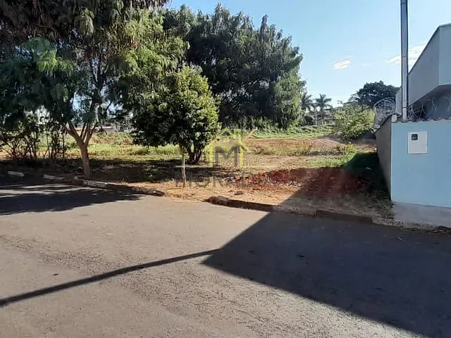 Terreno com 329m², à venda, no bairro Loteamento Joaquim Cecílio Ribeiro em Guaxupé