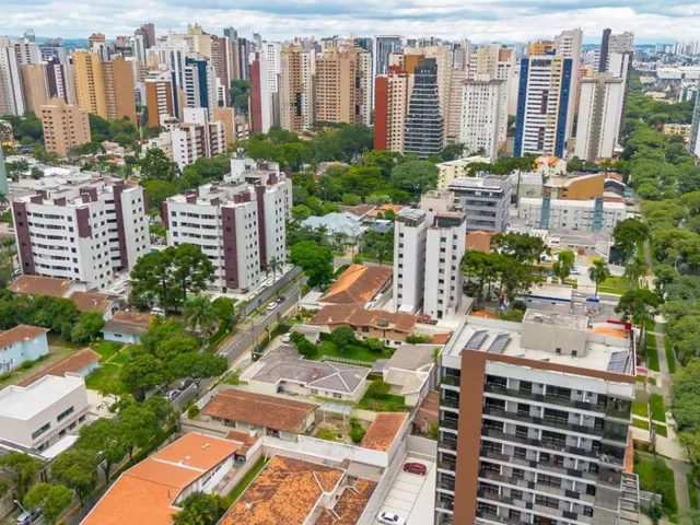 Terreno à venda, no bairro Água Verde em Curitiba