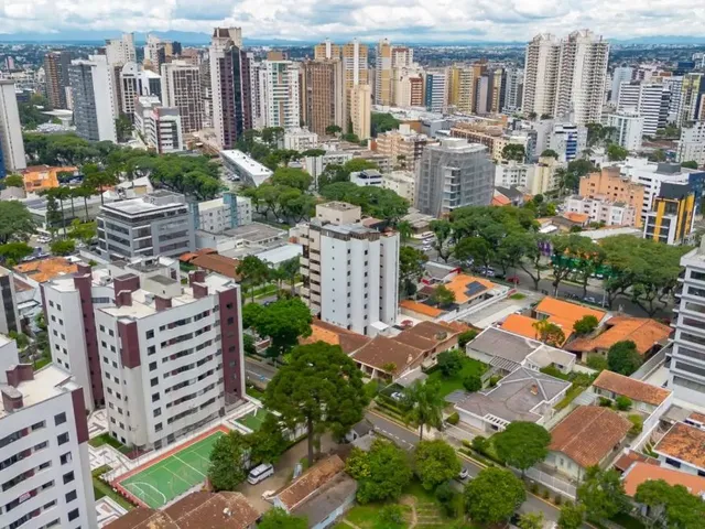 Terreno à venda, no bairro Água Verde em Curitiba