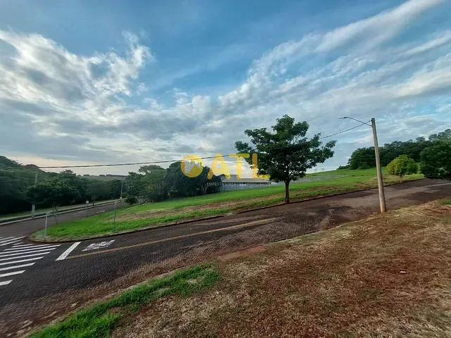 Terreno com 2077m², à venda, no bairro Jardim Guaporé em Ourinhos