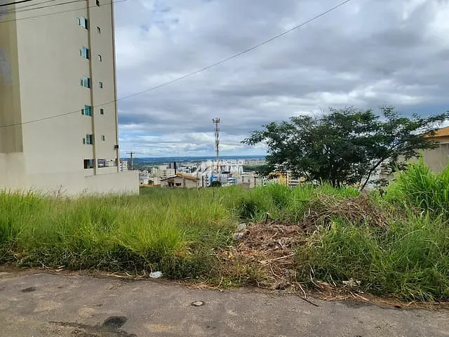 Terreno com 360m², à venda, no bairro Candeias em Vitória da Conquista