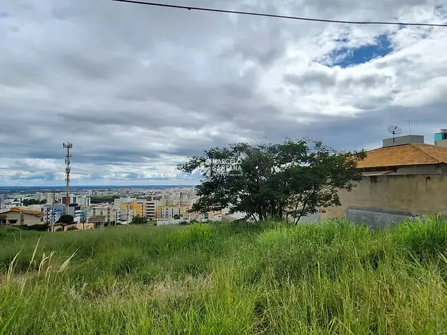Terreno com 360m², à venda, no bairro Candeias em Vitória da Conquista