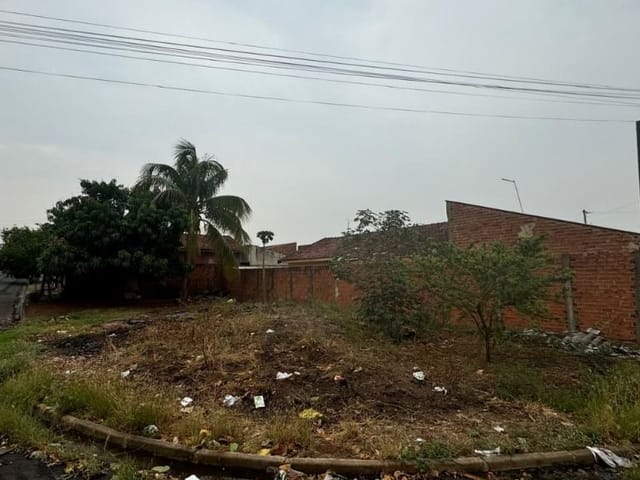 Terreno com 233m², à venda, no bairro Cidade Jardim em Birigui