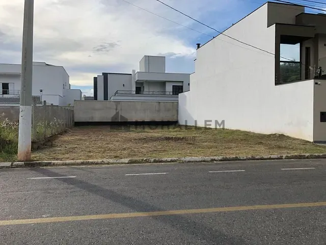 Terreno com 242m², à venda, no bairro Parque Portugal em Itajubá