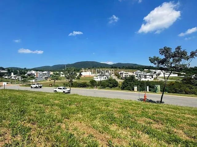 Terreno com 385m², à venda, no bairro Loteamento Brisas do Lago em Jundiaí