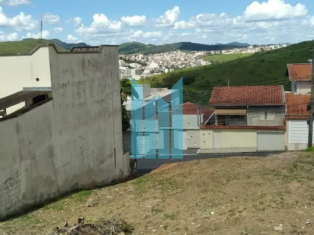 Terreno com 384m², à venda, no bairro Jardim Centenário em Poços de Caldas