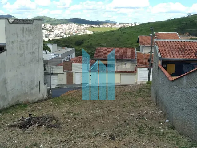 Terreno com 384m², à venda, no bairro Jardim Centenário em Poços de Caldas