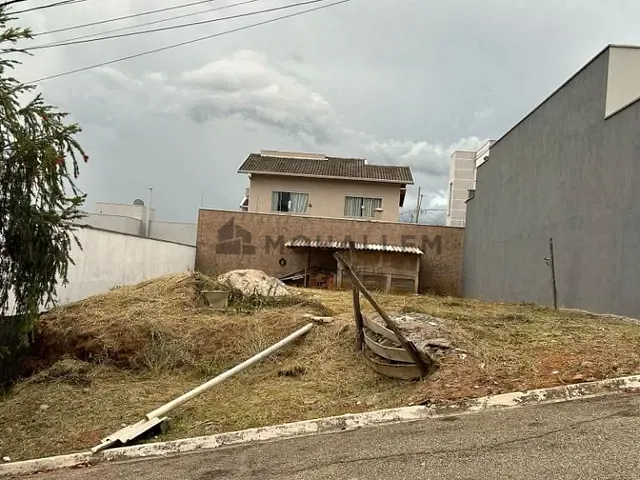 Terreno com 240m², à venda, no bairro Centro em Piranguinho