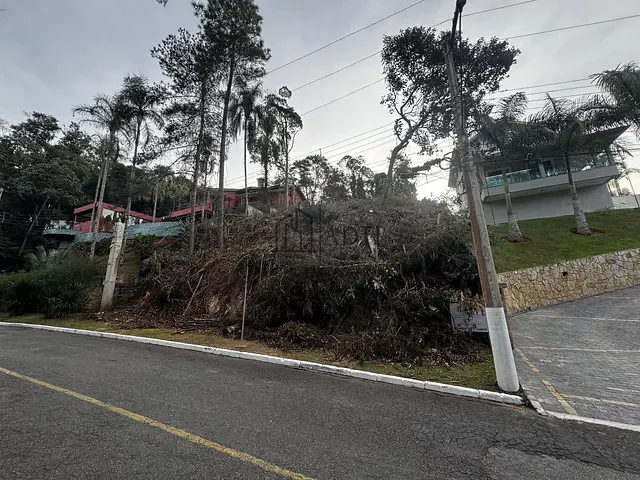 Terreno com 1011m², à venda, no bairro Arujázinho I, II e III em Arujá