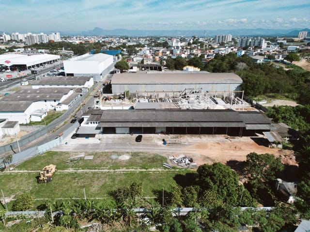 Terreno com 13500m², à venda, no bairro Jardim Limoeiro em Serra