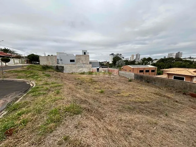 Terreno com 406m², à venda, no bairro Recanto Azul em Botucatu