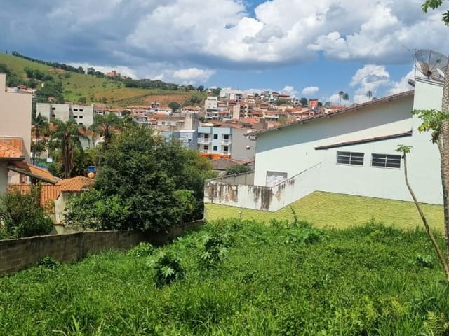 Terreno com 311m², à venda, no bairro Centro em Cambuí