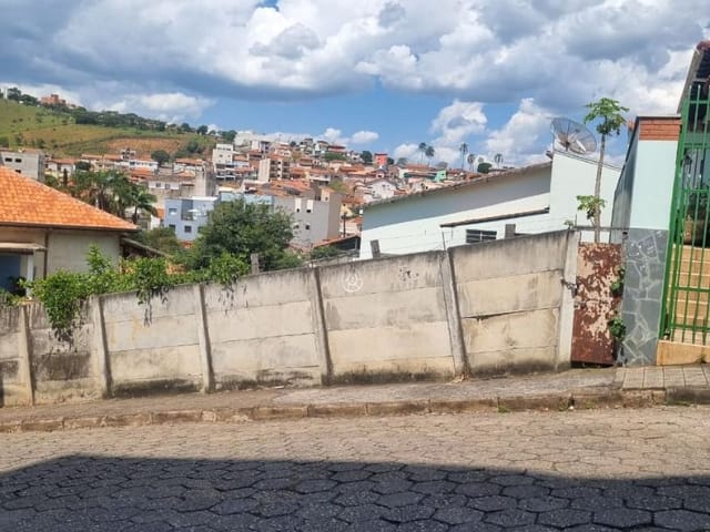 Terreno com 311m², à venda, no bairro Centro em Cambuí