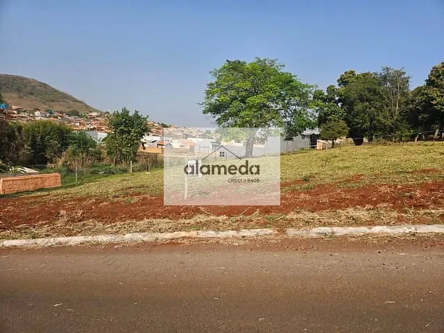Terreno com 246m², à venda, no bairro PARQUE DAS FLORES em Jacarezinho
