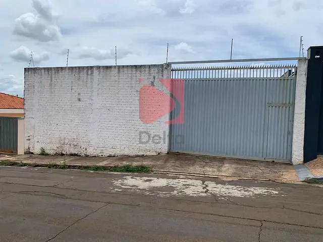 Terreno com 385m², à venda, no bairro Vila Pinheiro em Pirassununga