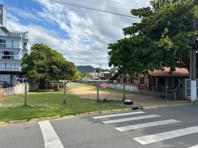 Terreno com 968m², à venda, no bairro Praia Alegre em Penha