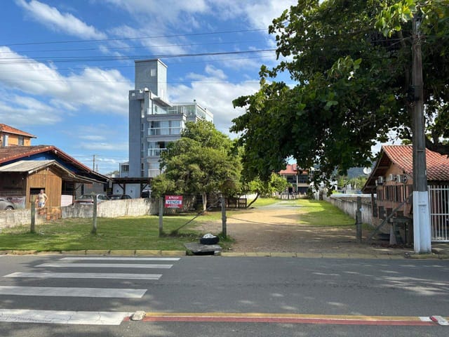 Terreno com 968m², à venda, no bairro Praia Alegre em Penha