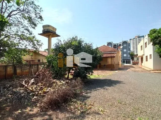 Terreno com 675m², à venda, no bairro Centro em Rolândia