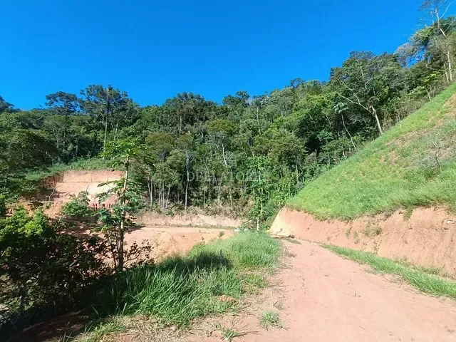 Terreno com 600m², à venda, no bairro Pessegueiros em Teresópolis