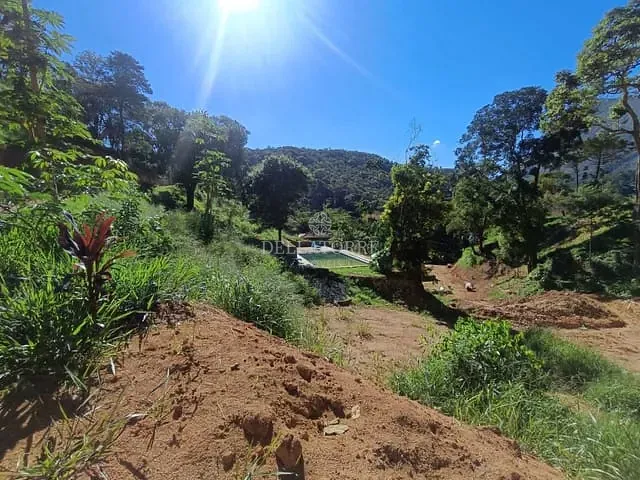 Terreno com 600m², à venda, no bairro Pessegueiros em Teresópolis