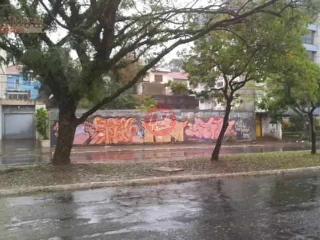 Terreno com 660m², à venda, no bairro Medianeira em Porto Alegre
