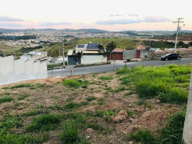 Terreno com 300m², à venda, no bairro Jardim Kennedy em Poços de Caldas
