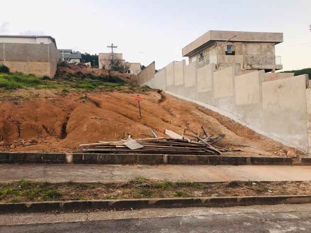 Terreno com 300m², à venda, no bairro Jardim Kennedy em Poços de Caldas