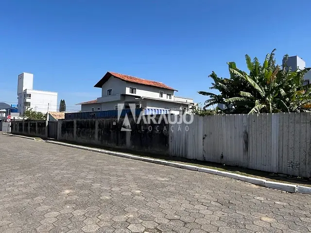 Terreno com 726m², para alugar, no bairro Centro em Navegantes