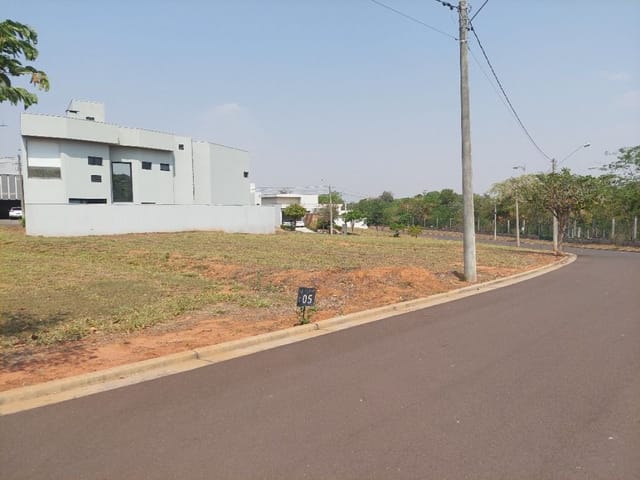 Terreno com 333m², à venda, no bairro Jardim Pinheiros em Birigüi