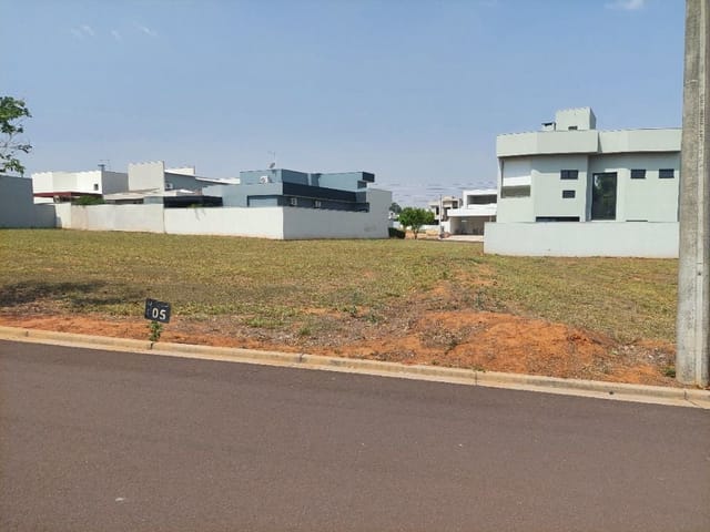 Terreno com 333m², à venda, no bairro Jardim Pinheiros em Birigüi
