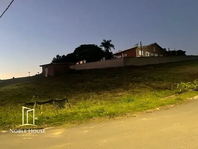 Terreno com 447m², à venda, no bairro Pinheirinho em Vinhedo
