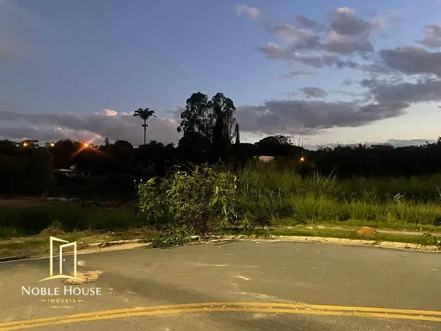 Terreno com 447m², à venda, no bairro Pinheirinho em Vinhedo