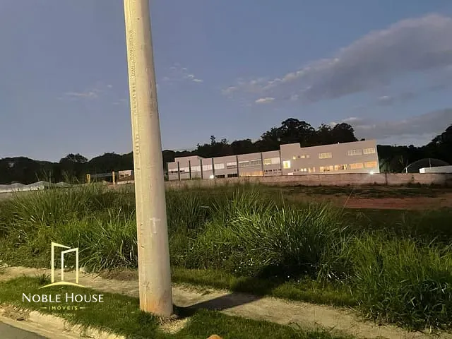 Terreno com 447m², à venda, no bairro Pinheirinho em Vinhedo