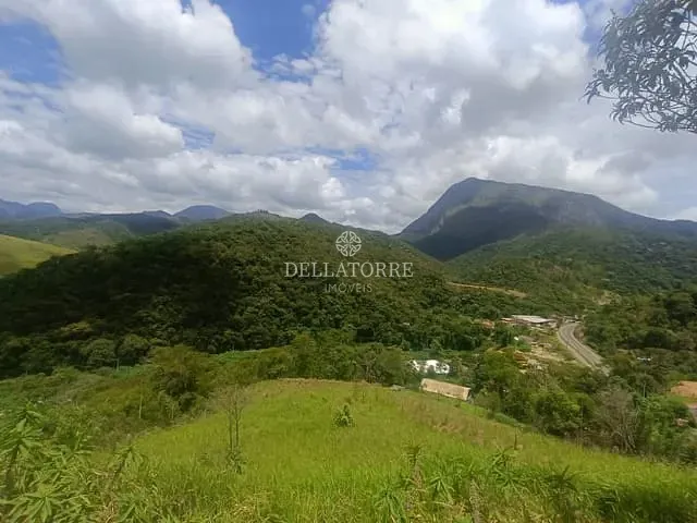 Terreno com 450m², à venda, no bairro Pessegueiros em Teresópolis
