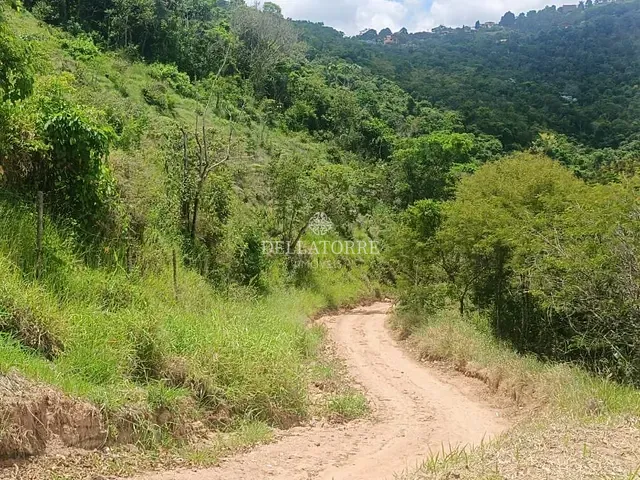 Terreno com 450m², à venda, no bairro Pessegueiros em Teresópolis