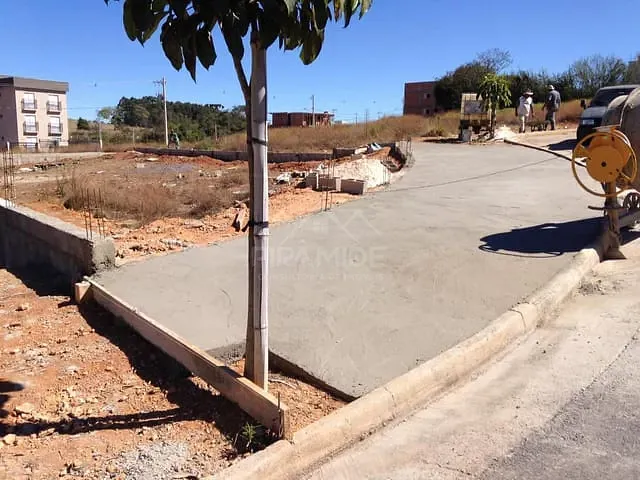 Terreno com 397m², à venda, no bairro Loteamento Caldense em Poços de Caldas