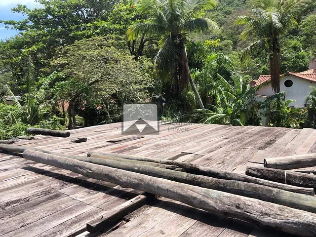 Terreno com 900m², à venda, no bairro Itacoatiara em Niterói