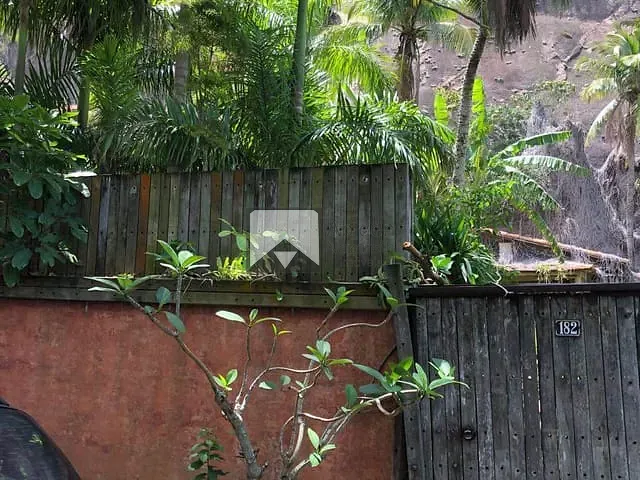 Terreno com 900m², à venda, no bairro Itacoatiara em Niterói