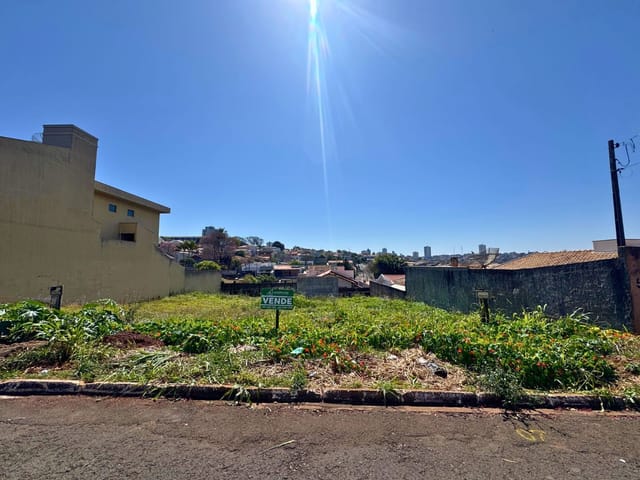 Terreno com 850m², à venda, no bairro Loteamento Santa Cândida em Apucarana
