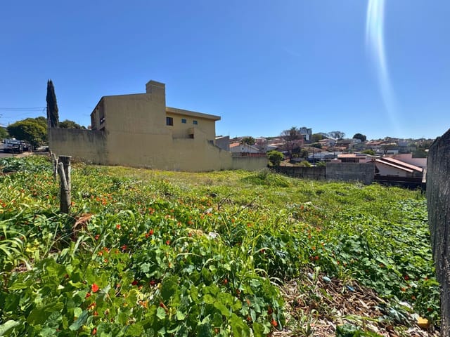 Terreno com 850m², à venda, no bairro Loteamento Santa Cândida em Apucarana