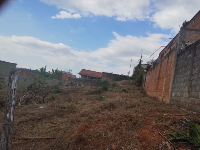 Terreno com 885m², à venda, no bairro Edith Lopes em Cambuí
