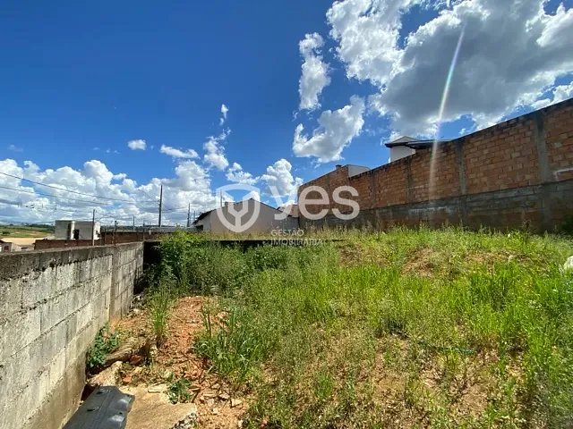 Terreno com 240m², à venda, no bairro Parque das Mangabeiras em Araxá